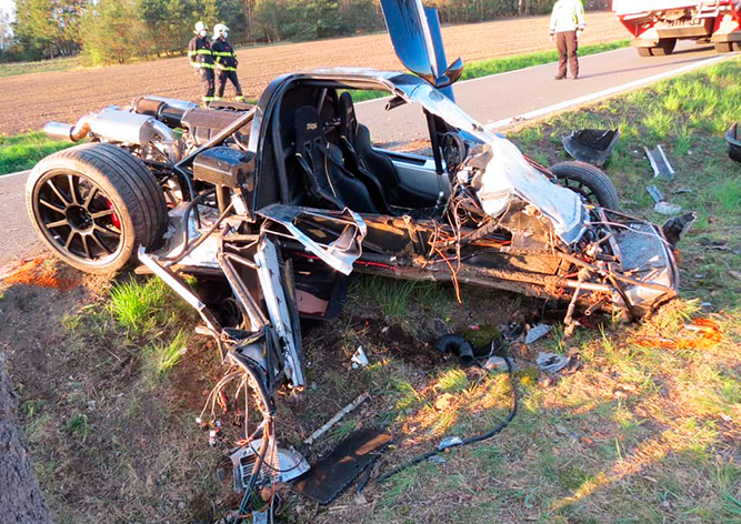 Житель Чехии разбил спорткар за 4,5 млн крон - ФОТО
