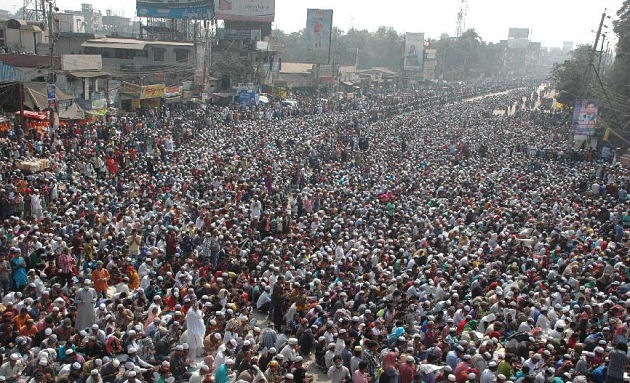 Нарушая карантин. В Бангладеш более 100 000 человек приняли участие в похоронах 
