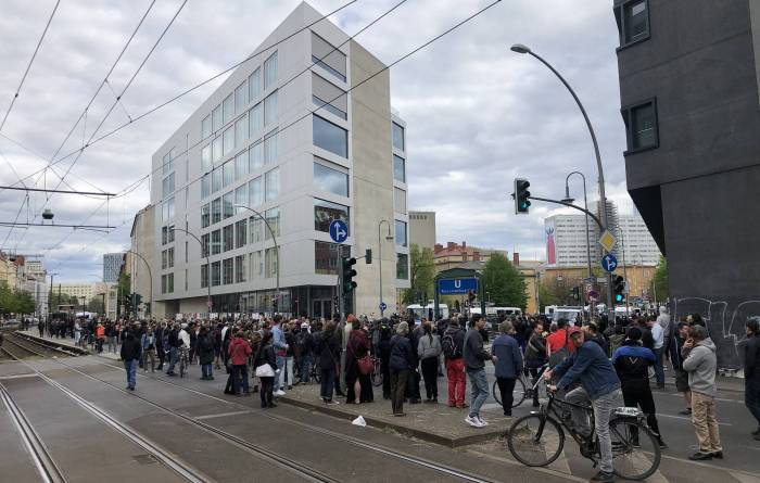Несколько сотен человек собрались в Берлине на акцию протеста против ограничений