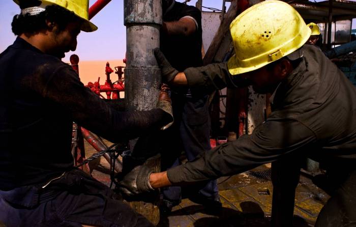 Саудовская Аравия созывает ОПЕК+ : Эль-Риад готов снизить добычу нефти до 9 млн баррелей