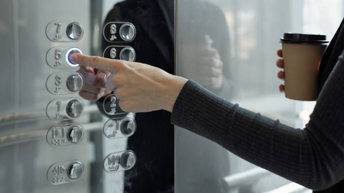 Ученый рассказал, сколько коронавирус живет на кнопках лифтов и дверных ручках
