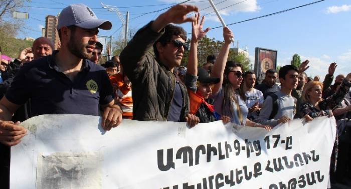Нет счастья на чужой земле: Митинги и междоусобица в Карабахе 