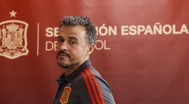 Тренер сборной Испании попросил снизить себе зарплату