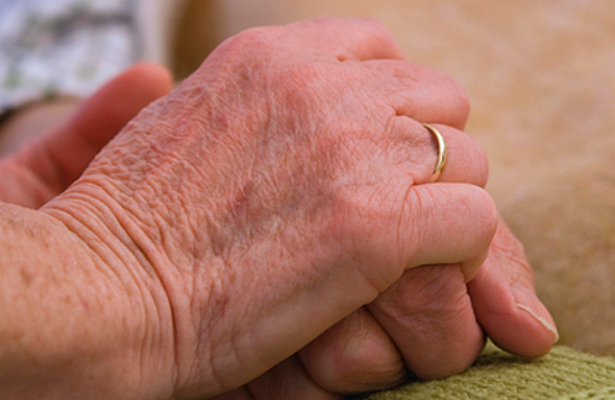 Прожившие вместе 51 год супруги умерли от коронавируса с разницей в шесть минут 