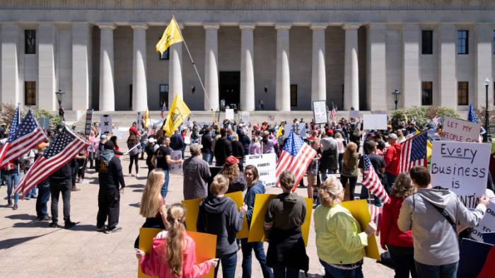 Американцы выходят на массовые протесты из-за карантина
