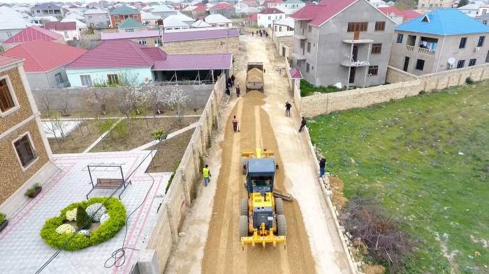 В Абшеронском районе ремонтируются 23 улицы и дороги 
