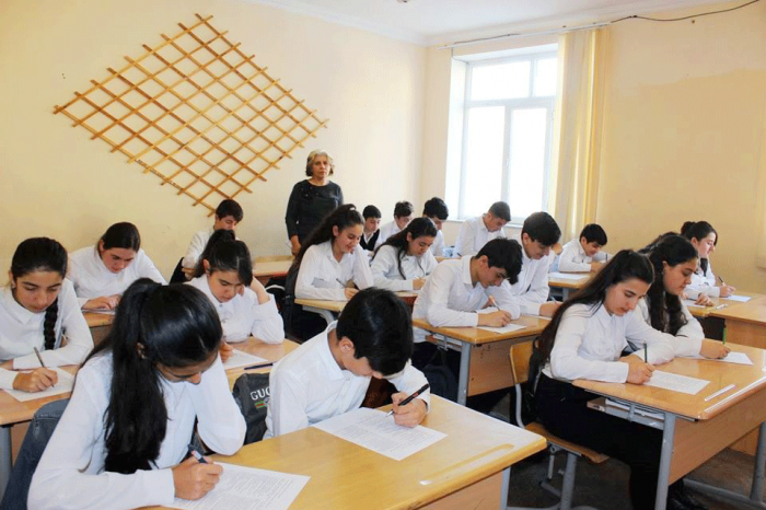 В Азербайджане в 2019 г. сократилось число обучающихся в школах во вторую смену
