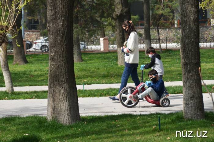 В Узбекистане родителям разрешили гулять с детьми возле дома
