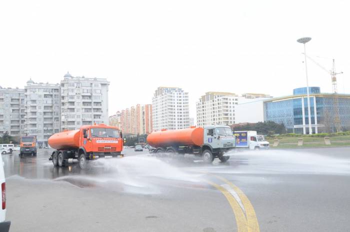 Продолжается дезинфекции улиц и проспектов Баку 
