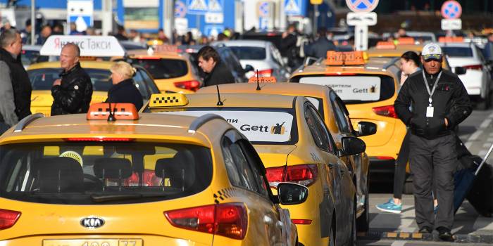 В Москве таксисты будут проверять пропуск у пассажиров