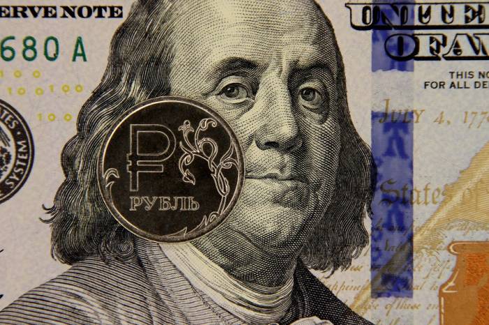 Курс доллара: рубль ускорил падение после новостей из США
