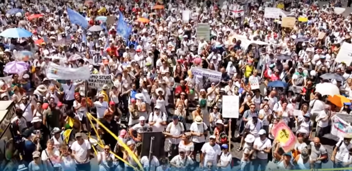 Итальянцы массово протестуют против закона об обязательной вакцинации