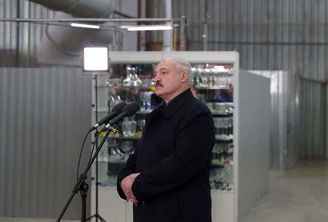 Лукашенко: пневмония уйдет в течение месяца
