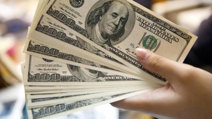 Банки Узбекистана снижают курс доллара
