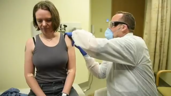 Американка поделилась впечатлениями после испытания вакцины от COVID-19
