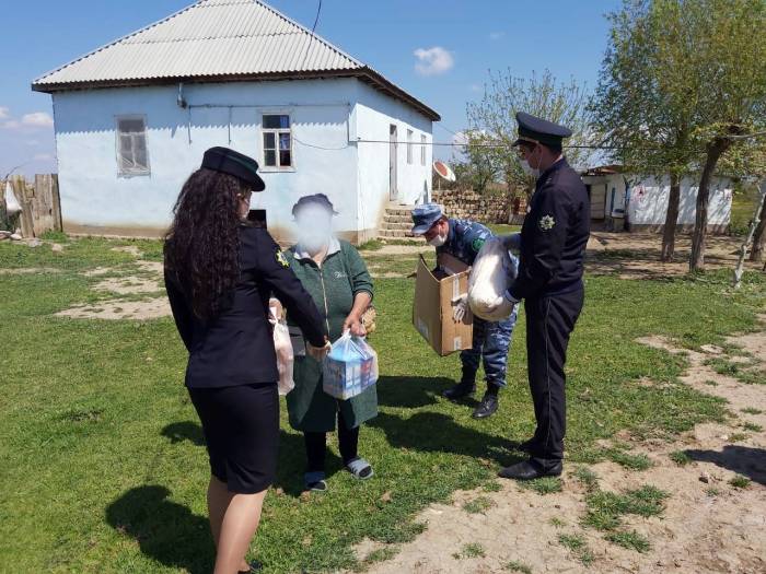 Таможенники оказали помощь еще 80 семьям в Азербайджане