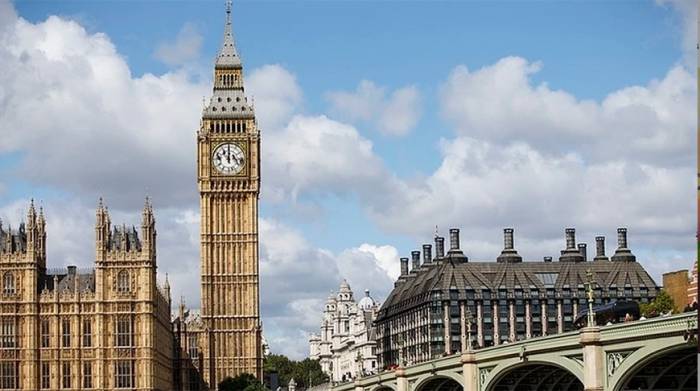 Британский парламент возобновит работу 21 апреля