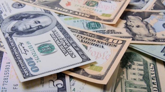 Опубликованы новые курсы валют: доллар продолжает расти
