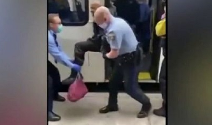 В США полиция силой вывела из автобуса пассажира без маски - ВИДЕО