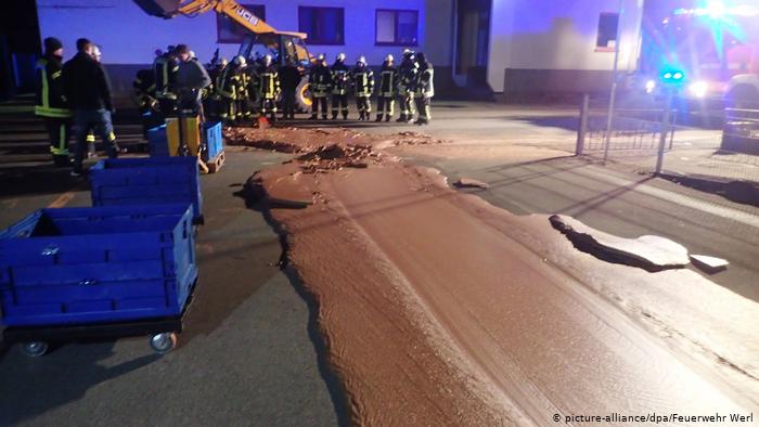 Тонна шоколада вытекла из грузовика на западе Франции

