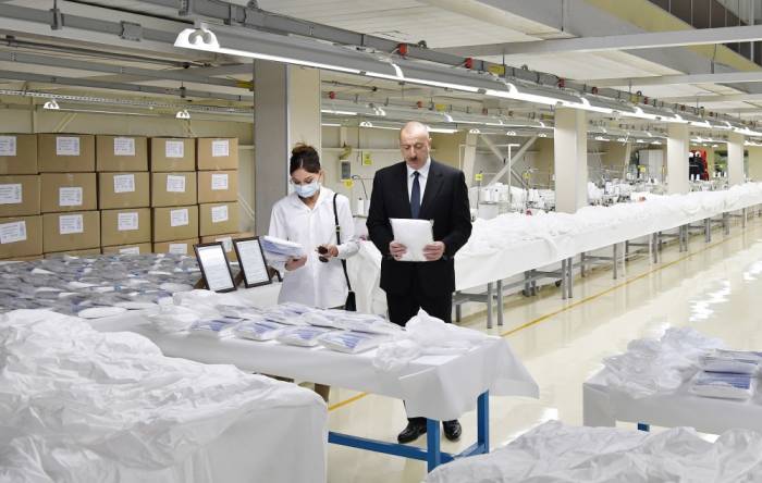 Ильхам Алиев и Мехрибан Алиева  на открытии фабрики по производству медицинских масок и предприятия по производству защитных комбинезонов в Сумгайыте - ФОТО

