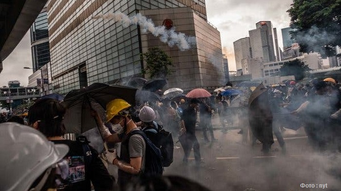 Oколо 100 человек в Гонконге вышли на акцию протеста из-за закона о нацбезопасности
