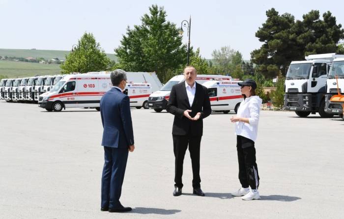 Ильхам Алиев и Мехрибан Алиева ознакомились с транспортными средствами и спецтехникой, выделенными Шамахинскому району