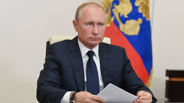 Путин заявил, что эпидемия коронавируса в России отступает
