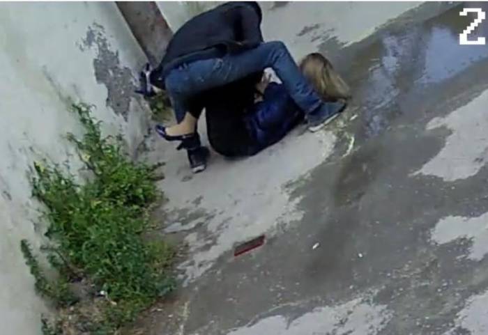 Мужчина посреди улицы ограбил женщину в Баку - ФОТО