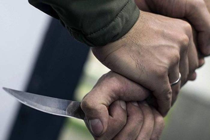 В Абшеронском районе девушка ранила ножом возлюбленного
