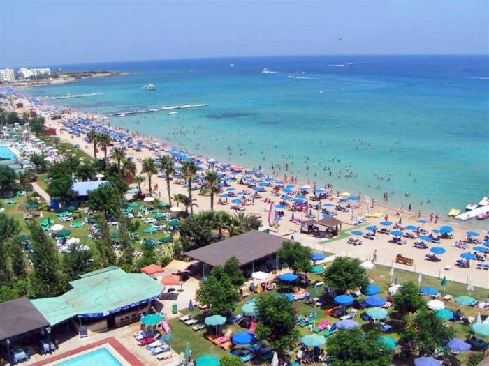 Кипр обязуется покрыть расходы туристов с положительным тестов на COVID-19
