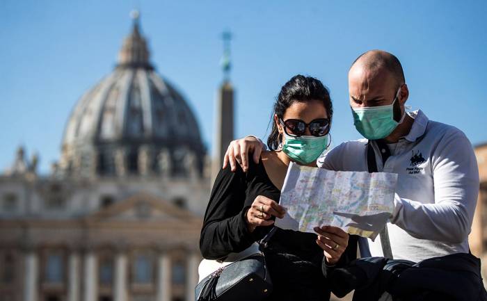 В Риме вводят штрафы для тех, кто бросает маски и перчатки на улицах