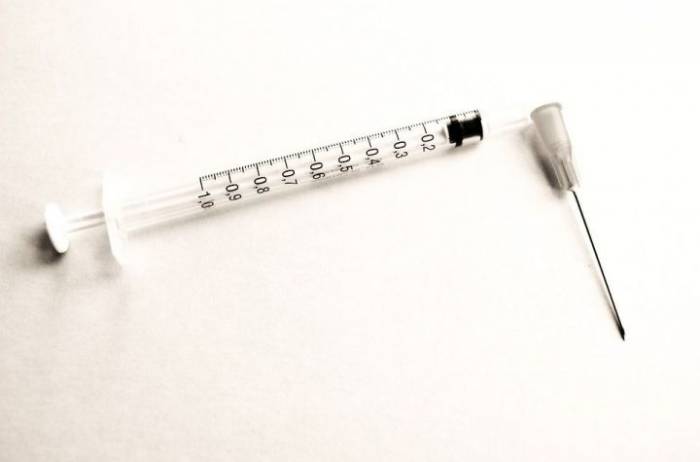 Назван срок появления вакцины от коронавируса в России
