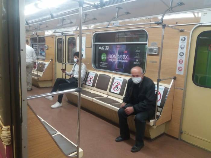 Пассажиры бакинского метро должны соблюдать социальную дистанцию
