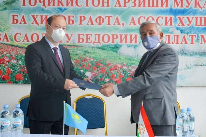 Казахстан передал гуманитарную помощь Таджикистану
