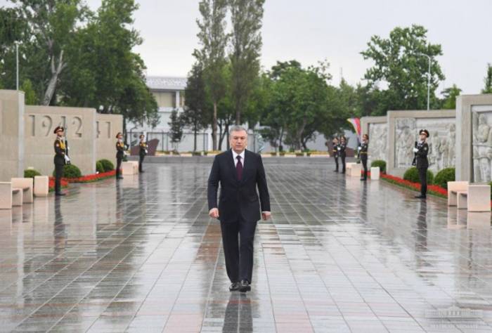 Шавкат Мирзиёев возложил цветы к мемориальному комплексу "Ода стойкости"