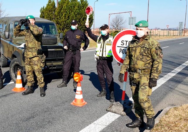 Чехия смягчит контроль на границах
