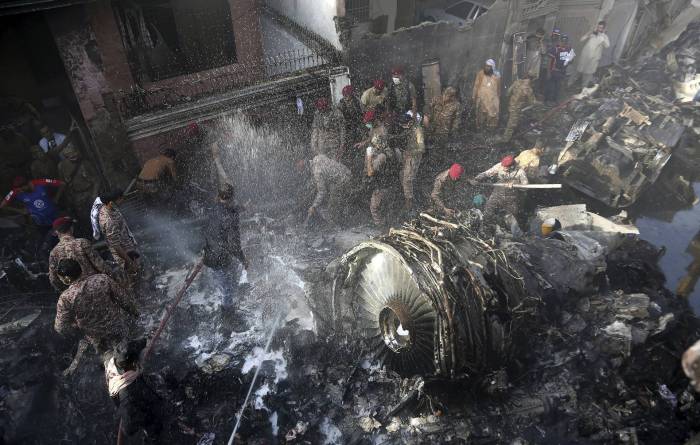 Выживший в авиакатастрофе в Пакистане рассказал о последних минутах полета