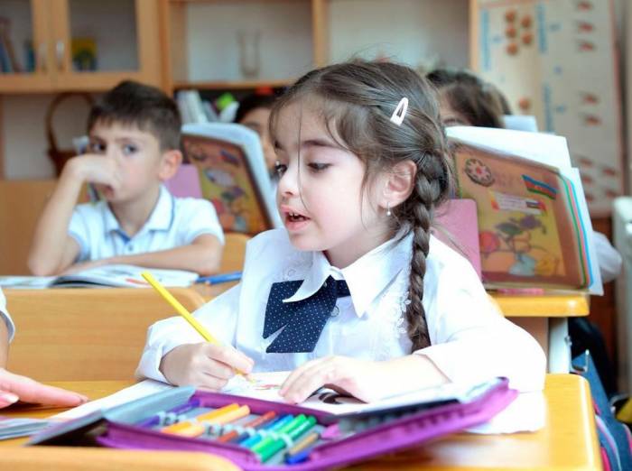 В Азербайджане продолжается прием детей в первый класс 
