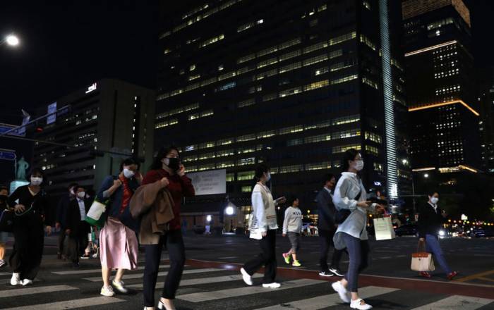 В Сеуле экстренно закрыли все бары и клубы из-за новой вспышки коронавируса