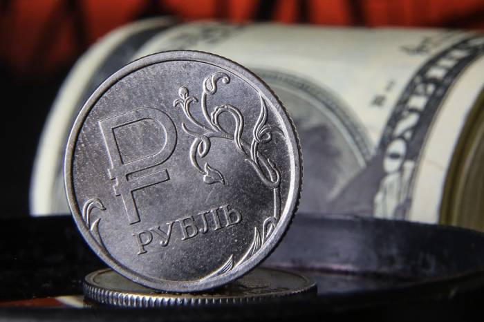 Курс доллара: рубль пошел на разворот
