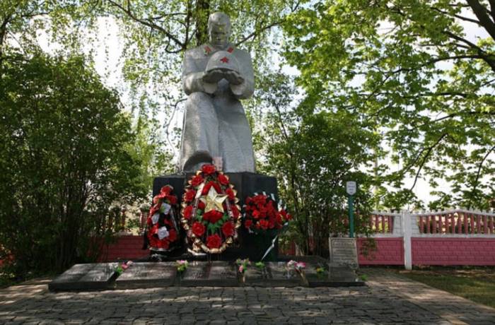 Представители азербайджанской диаспоры возложили цветы в Светлогорском районе Беларуси