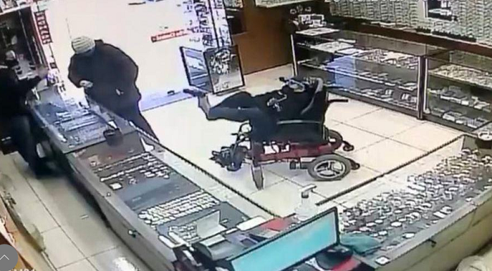В Бразилии инвалид-колясочник пытался ограбить ювелирный магазин

