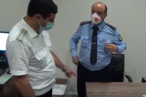 Распространено видео получения взятки задержанным начальником отдела ТKА - ВИДЕО
