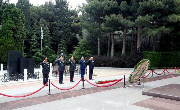 Руководство Министерства обороны посетило Аллею Шехидов - ФОТО
