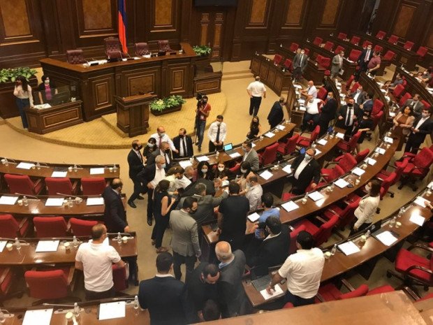 В парламенте Армении ухудшилось самочувствие депутата - ВИДЕО