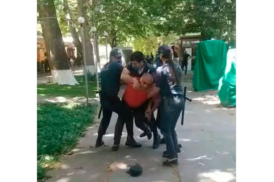 Полицейские унижают гражданина Армении 