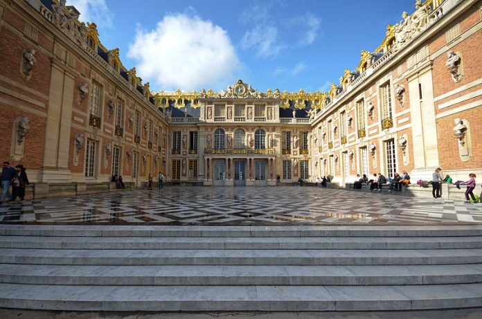 Версальский дворец открылся после завершения карантина