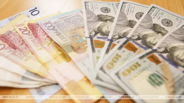 Доллар и евро на торгах 4 июня подорожали, российский рубль подешевел
