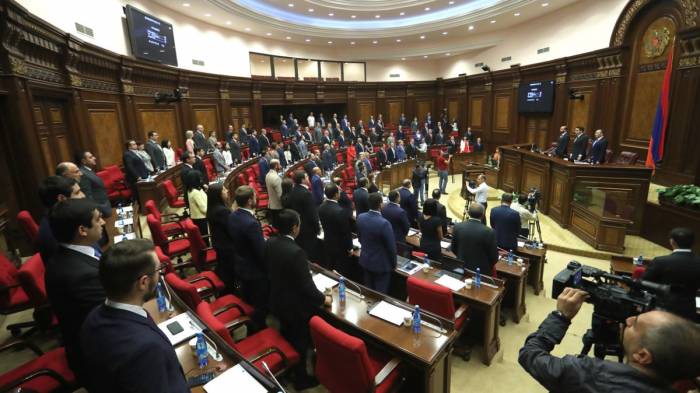 Парламент Армении одобрил поправки к конституции